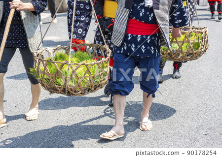 <Shimane Prefecture> Hida's Hanada planting, a man carrying rice seedlings 90178254