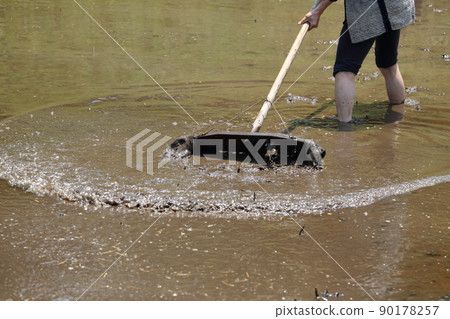 <Shimane Prefecture> Preparation for planting flowers in Hida - Leveling the ground 90178257