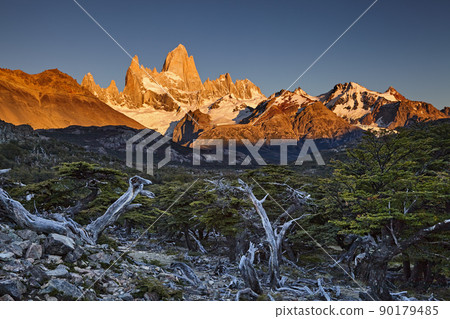 Mount Fitz Roy at sunrise 90179485