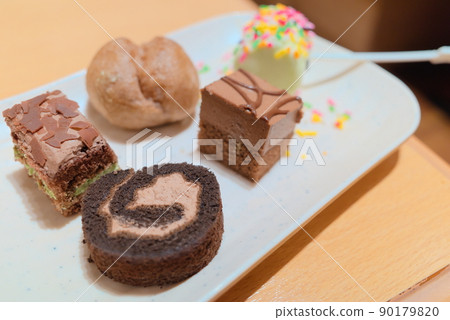Cake buffet bite-sized chocolate cake 90179820