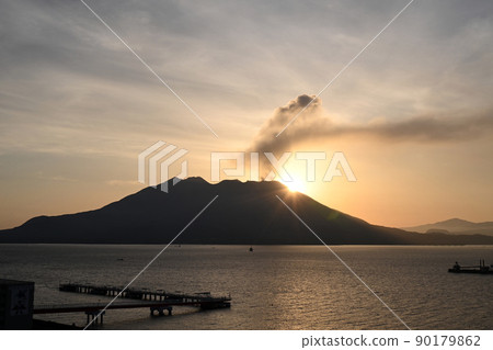 櫻島噴發和噴發:從鹿兒島市看 櫻島噴發和噴發:從鹿兒島市看 90179862