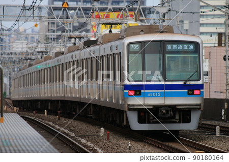 運行在中央線的東京Metro 05系列火車 運行在中央線的東京Metro 05系列火車 90180164