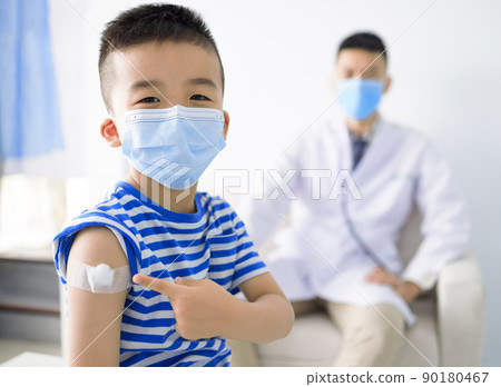 Happy child wearing medical mask  shoulder  90180467