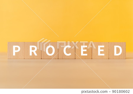 上面寫著“PROCEED”的積木 上面寫著“PROCEED”的積木 90180602