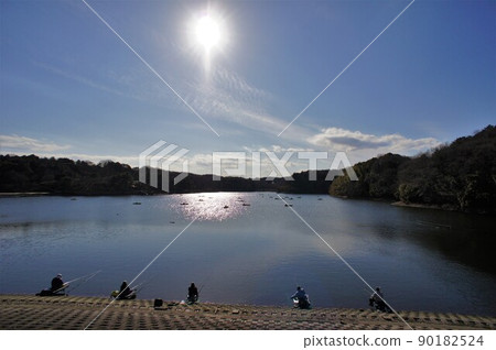 People fishing with the sun reflected in Miyazawa Tameike People fishing with the sun reflected in Miyazawa Tameike 90182524