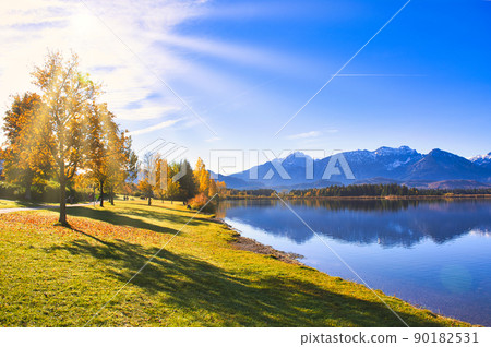 巴伐利亞地區美麗的秋景 巴伐利亞地區美麗的秋景 90182531
