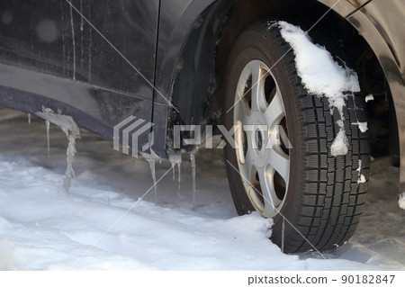 冬季輪胎上的雪和冰柱（四驅車無釘防滑輪胎） 90182847