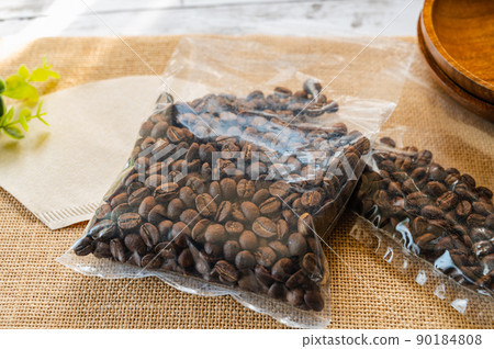 Coffee beans in a bag 90184808