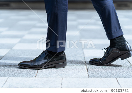 A businessman's feet 90185781