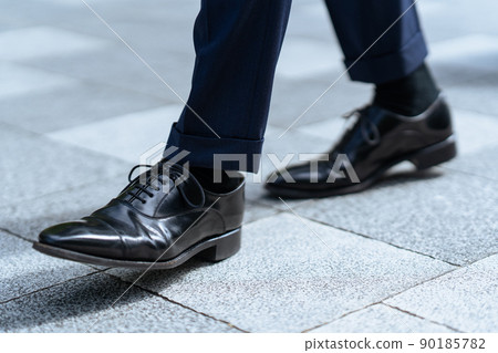 A businessman's feet 90185782