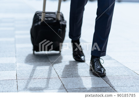 A businessman's feet 90185785