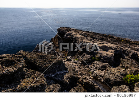 [Niigata/Sado Geopark] National designated natural monument: Wave-eating potholes at Hiranezaki 90186997