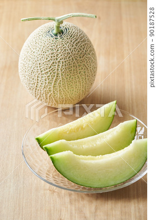 Earl melon cut and served 90187528