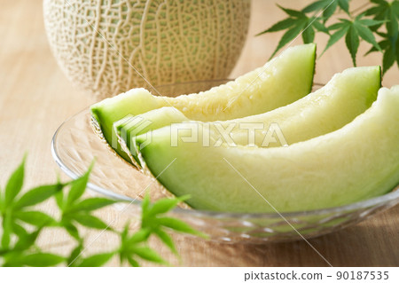 Earl melon cut and served 90187535