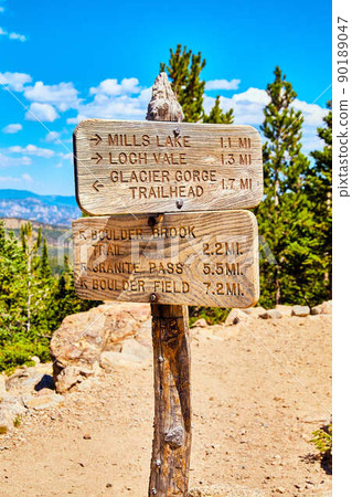 Hiking trailhead sign to lakes with desert mountain background 90189047