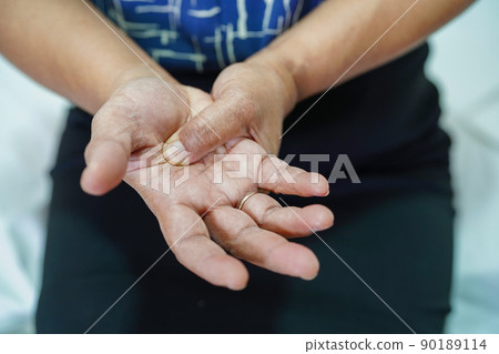 Asian senior woman pain her hand and finger, De Quervain's tenosynovitis. Asian senior woman pain her hand and finger, De Quervain's tenosynovitis. 90189114