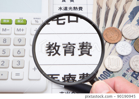 Education expenses (close-up of education expenses in the household account book) 90190945