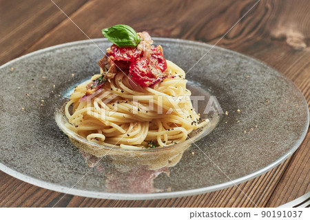 Cold pasta with cherry tomatoes, basil and tuna 90191037