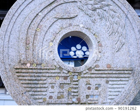 Yotsuyama Shrine, a statue of 5 yen coins (Arao City, Kumamoto Prefecture) 90191262