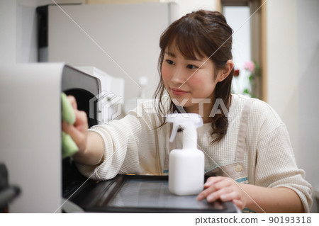 清潔微波爐的女人 90193318