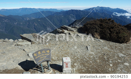 從山的北峰看。 90194253