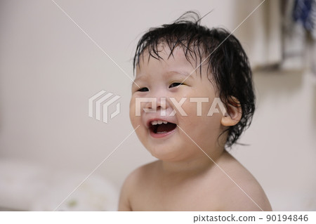 幼兒洗澡 90194846