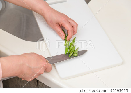 [Cut asparagus diagonally with a Santoku knife] 90195025