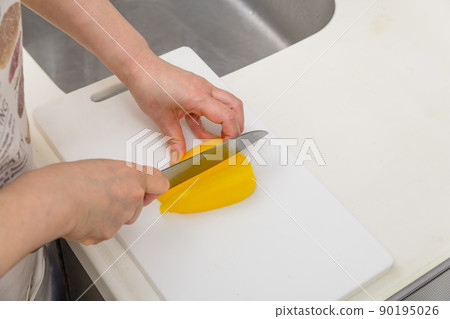 [Cut paprika yellow with a Santoku knife] 90195026