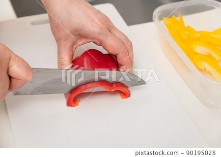 [Cut the red paprika with a Santoku knife] 90195028