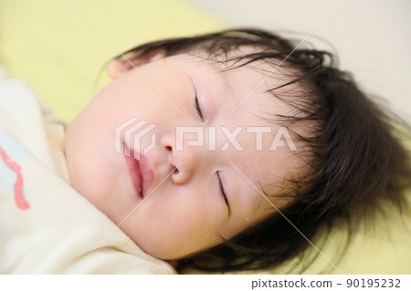 toddler sleeping 90195232