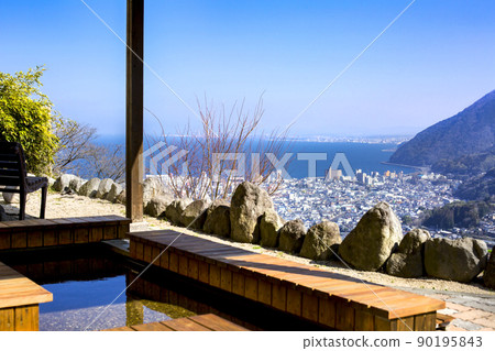 Footbath and Beppu bay overlooking Takasakiyama 90195843