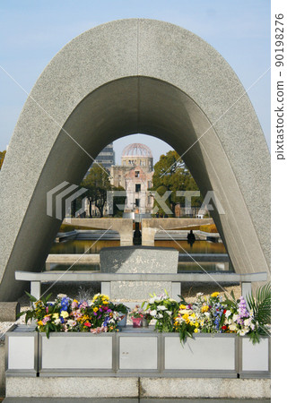 從廣島和平紀念公園原爆受害者紀念碑看到的原爆圓頂 90198276