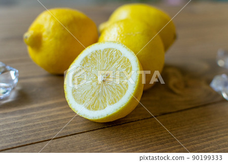 Cross section of lemon cut in half 90199333