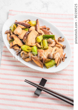 烤雞肉串炒蔬菜 烤雞肉串炒蔬菜 90199525