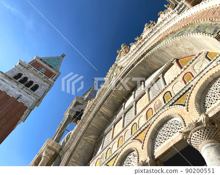 陽光明媚的日子裡，威尼斯聖馬可廣場的鐘樓和聖馬可大教堂 90200551