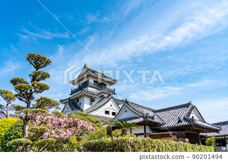 The castle tower of Kochi Castle, which continues from the Honmaru Palace in Kochi City, Kochi Prefecture 90201494