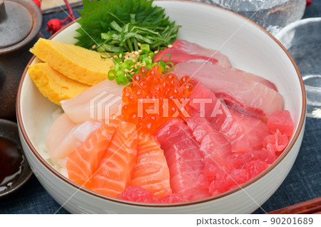 An example of serving a gorgeous seafood bowl that you can do at home. Tuna, yellowtail, salmon, salmon roe, scallops, fried eggs. 90201689
