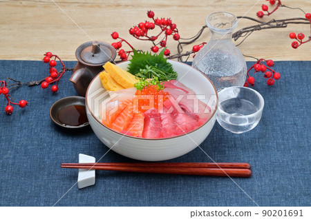 一個你可以在家裡做的華麗海鮮碗的例子。金槍魚、鰤魚、鮭魚、鮭魚子、扇貝、煎雞蛋。 90201691