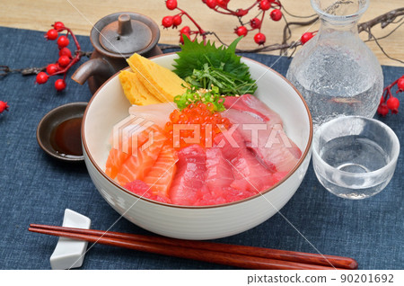 一個你可以在家裡做的華麗海鮮碗的例子。金槍魚、鰤魚、鮭魚、鮭魚子、扇貝、煎雞蛋。 90201692