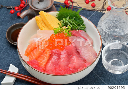 一個你可以在家裡做的華麗海鮮碗的例子。金槍魚、鰤魚、鮭魚、鮭魚子、扇貝、煎雞蛋。 90201693