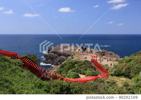 山口縣長門市元乃隅神社美麗的紅色鳥居門和日本藍色海的絕佳景色 山口縣長門市元乃隅神社美麗的紅色鳥居門和日本藍色海的絕佳景色 90202109