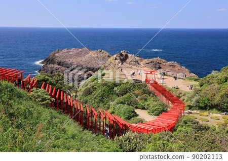 Beautiful red torii gate of Motonosumi Shrine and superb view of the blue Sea of Japan, Nagato City, Yamaguchi Prefecture Beautiful red torii gate of Motonosumi Shrine and superb view of the blue Sea of Japan, Nagato City, Yamaguchi Prefecture 90202113
