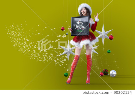 一個穿著聖誕老人衣服的女人拿著一塊寫著聖誕快樂的黑板，同時在黃色背景上用跳舞的星星簽署了一個好的標誌。 90202134