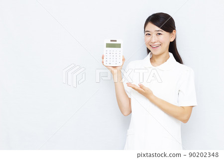 Staff of a beauty clinic in their 30s with a calculator Staff of a beauty clinic in their 30s with a calculator 90202348
