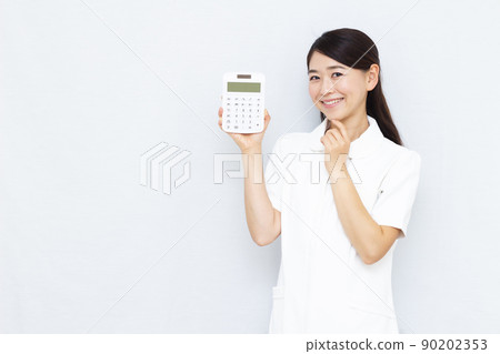 30多歲的美容診所工作人員拿著計算器 90202353