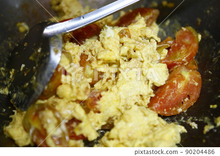 scrambled eggs with tomatoes 90204486