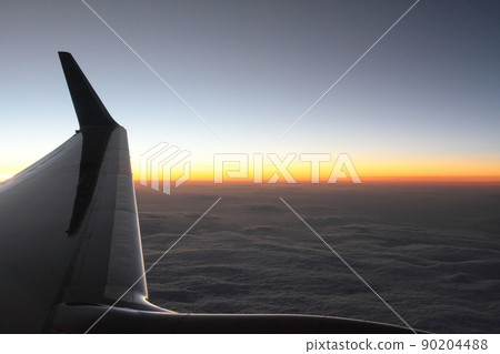 從飛機的窗戶看到的日落天空的美麗漸變 從飛機的窗戶看到的日落天空的美麗漸變 90204488