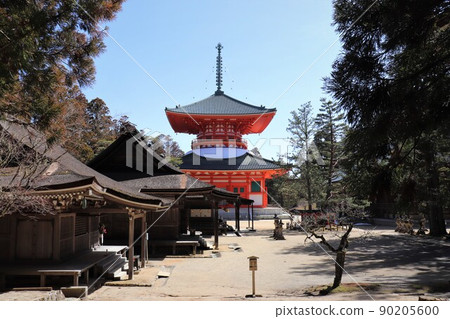 Konpon-daito Pagoda in the blue sky, Koyasan, World Heritage Site, Wakayama Prefecture 90205600