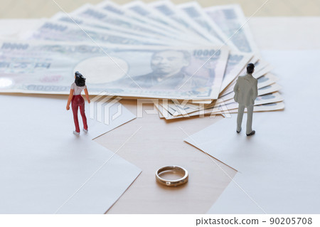 Divorced couple parting couple money image 90205708