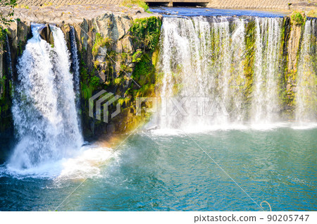 Harajiri Waterfall (early morning) Waterfall water flow "Oriental Naiyagara" Autumn leaves scenery 90205747